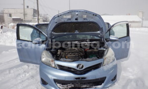 Gura Yakoze Toyota Vitz Blue Imodoka i Kampala mu Uganda Gura Yakoze Toyota Vitz Blue Imodoka i Kampala mu Uganda