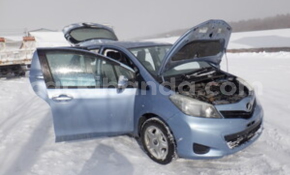 Gura Yakoze Toyota Vitz Blue Imodoka i Kampala mu Uganda Gura Yakoze Toyota Vitz Blue Imodoka i Kampala mu Uganda