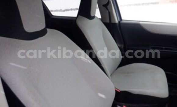 Gura Yakoze Toyota Vitz Blue Imodoka i Kampala mu Uganda Gura Yakoze Toyota Vitz Blue Imodoka i Kampala mu Uganda