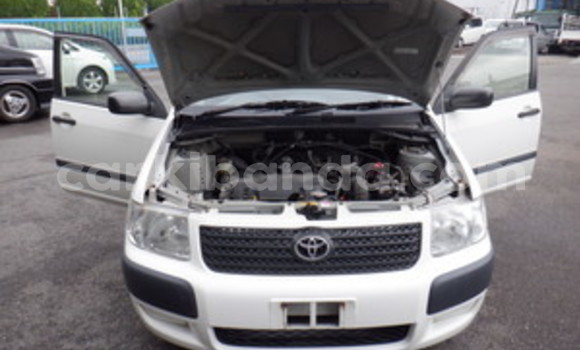 Gura Yakoze Toyota Succeed White Imodoka i Kampala mu Uganda Gura Yakoze Toyota Succeed White Imodoka i Kampala mu Uganda