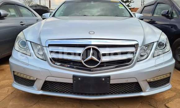 Nunua Ilio tumika Mercedes-Benz E-Classe Fedha Gari ndani ya Kampala nchini Uganda