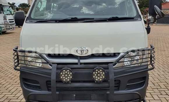 Gura Yakoze Toyota Hiace White Imodoka i Kampala mu Uganda Gura Yakoze Toyota Hiace White Imodoka i Kampala mu Uganda