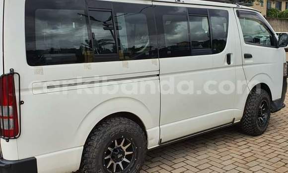 Gura Yakoze Toyota Hiace White Imodoka i Kampala mu Uganda Gura Yakoze Toyota Hiace White Imodoka i Kampala mu Uganda