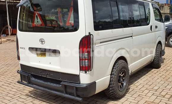 Gura Yakoze Toyota Hiace White Imodoka i Kampala mu Uganda Gura Yakoze Toyota Hiace White Imodoka i Kampala mu Uganda