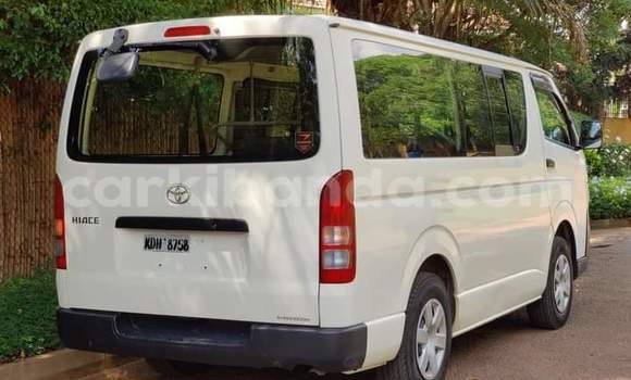 Gura Yakoze Toyota Hiace White Imodoka i Kampala mu Uganda Gura Yakoze Toyota Hiace White Imodoka i Kampala mu Uganda