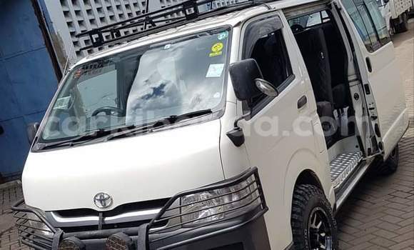 Gura Yakoze Toyota Hiace White Imodoka i Kampala mu Uganda Gura Yakoze Toyota Hiace White Imodoka i Kampala mu Uganda