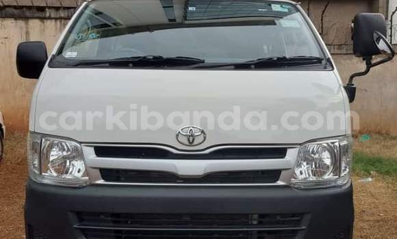 Gura Yakoze Toyota Hiace White Imodoka i Kampala mu Uganda Gura Yakoze Toyota Hiace White Imodoka i Kampala mu Uganda