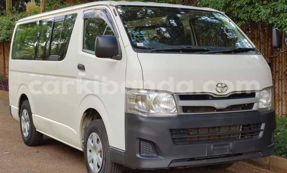 Gura Yakoze Toyota Hiace White Imodoka i Kampala mu Uganda Gura Yakoze Toyota Hiace White Imodoka i Kampala mu Uganda