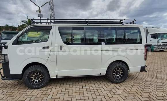 Gura Yakoze Toyota Hiace White Imodoka i Kampala mu Uganda Gura Yakoze Toyota Hiace White Imodoka i Kampala mu Uganda