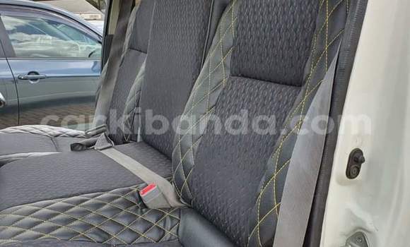 Gura Yakoze Toyota Hiace White Imodoka i Kampala mu Uganda Gura Yakoze Toyota Hiace White Imodoka i Kampala mu Uganda
