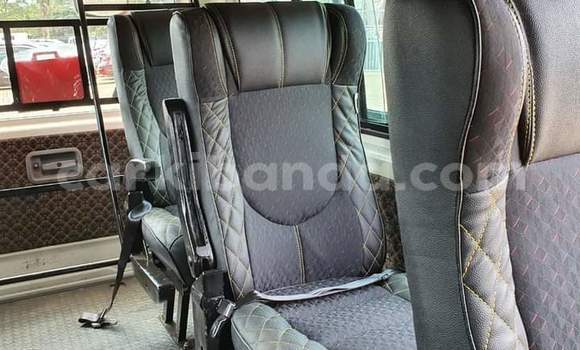 Gura Yakoze Toyota Hiace White Imodoka i Kampala mu Uganda Gura Yakoze Toyota Hiace White Imodoka i Kampala mu Uganda