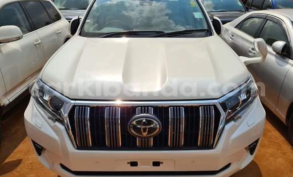 Gura Yakoze Toyota Prado White Imodoka i Kampala mu Uganda Gura Yakoze Toyota Prado White Imodoka i Kampala mu Uganda
