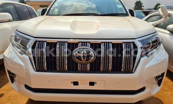 Gura Yakoze Toyota Prado White Imodoka i Kampala mu Uganda Gura Yakoze Toyota Prado White Imodoka i Kampala mu Uganda