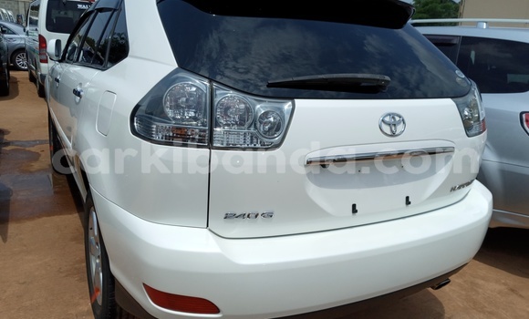 Acheter Import Voiture Toyota Harrier Blanc à Kampala, Ouganda Acheter Import Voiture Toyota Harrier Blanc à Kampala, Ouganda