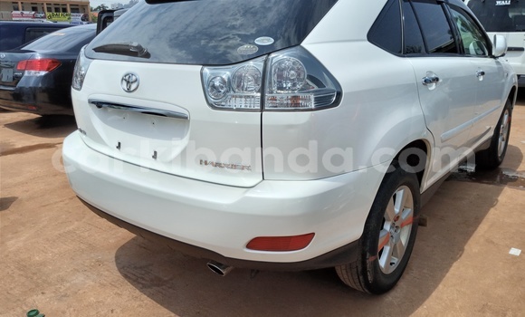 Acheter Import Voiture Toyota Harrier Blanc à Kampala, Ouganda Acheter Import Voiture Toyota Harrier Blanc à Kampala, Ouganda
