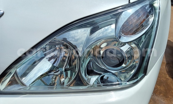 Acheter Import Voiture Toyota Harrier Blanc à Kampala, Ouganda Acheter Import Voiture Toyota Harrier Blanc à Kampala, Ouganda