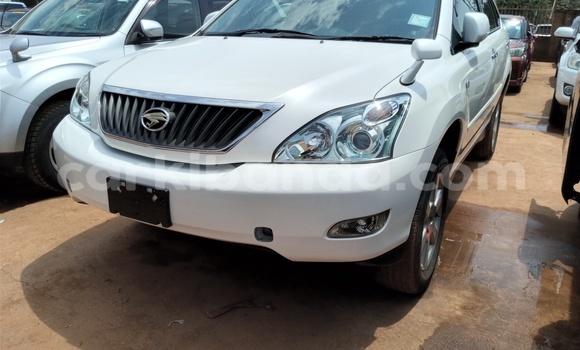 Acheter Import Voiture Toyota Harrier Blanc à Kampala, Ouganda Acheter Import Voiture Toyota Harrier Blanc à Kampala, Ouganda