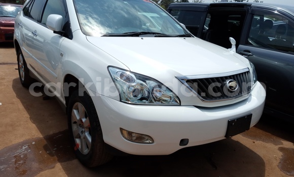 Acheter Import Voiture Toyota Harrier Blanc à Kampala, Ouganda Acheter Import Voiture Toyota Harrier Blanc à Kampala, Ouganda