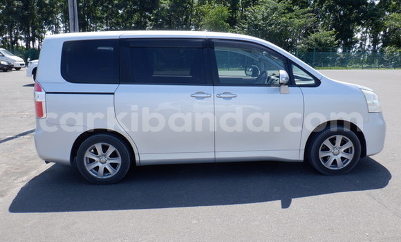 Nunua Imported Toyota Noah Fedha Gari ndani ya Kampala nchini Uganda Nunua Imported Toyota Noah Fedha Gari ndani ya Kampala nchini Uganda