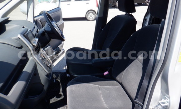 Nunua Imported Toyota Noah Fedha Gari ndani ya Kampala nchini Uganda Nunua Imported Toyota Noah Fedha Gari ndani ya Kampala nchini Uganda