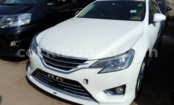 Gura Imported Toyota Mark X White Imodoka i Kampala mu Uganda