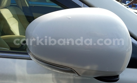 Acheter Import Voiture Toyota Mark X Blanc à Kampala, Ouganda Acheter Import Voiture Toyota Mark X Blanc à Kampala, Ouganda