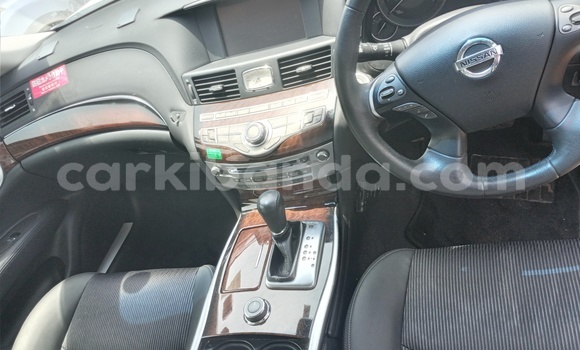 Acheter Import Voiture Nissan Fuga Blanc à Kampala, Ouganda Acheter Import Voiture Nissan Fuga Blanc à Kampala, Ouganda