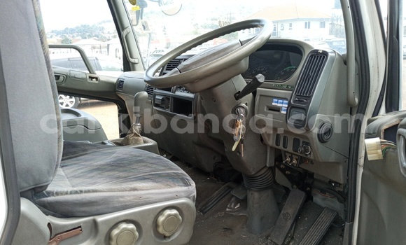 Acheter Import Utilitaire Fuso Fighter Blanc à Kampala, Ouganda Acheter Import Utilitaire Fuso Fighter Blanc à Kampala, Ouganda