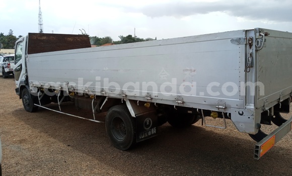 Acheter Import Utilitaire Fuso Fighter Blanc à Kampala, Ouganda Acheter Import Utilitaire Fuso Fighter Blanc à Kampala, Ouganda