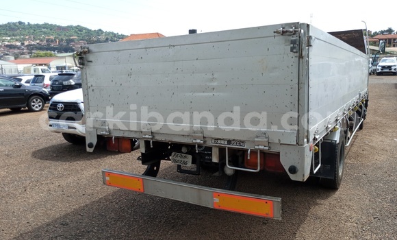 Acheter Import Utilitaire Fuso Fighter Blanc à Kampala, Ouganda Acheter Import Utilitaire Fuso Fighter Blanc à Kampala, Ouganda