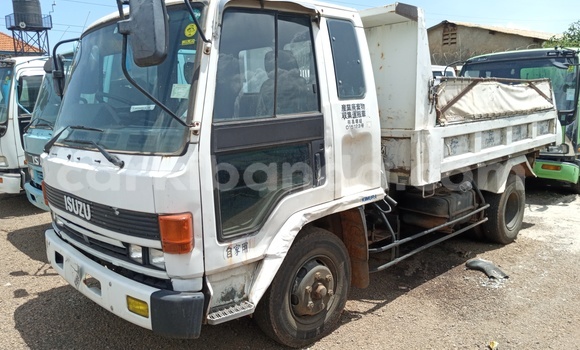 Acheter Import Utilitaire Isuzu FTR 850 Blanc à Kampala, Ouganda Acheter Import Utilitaire Isuzu FTR 850 Blanc à Kampala, Ouganda