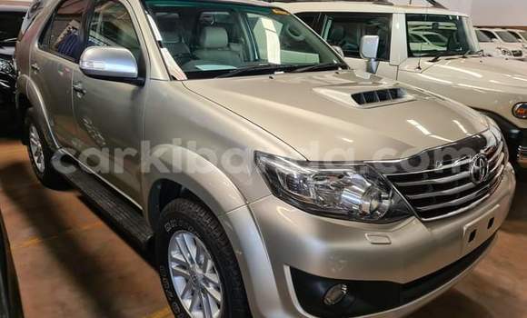 Nunua Ilio tumika Toyota Fortuner Beige Gari ndani ya Kampala nchini Uganda Nunua Ilio tumika Toyota Fortuner Beige Gari ndani ya Kampala nchini Uganda