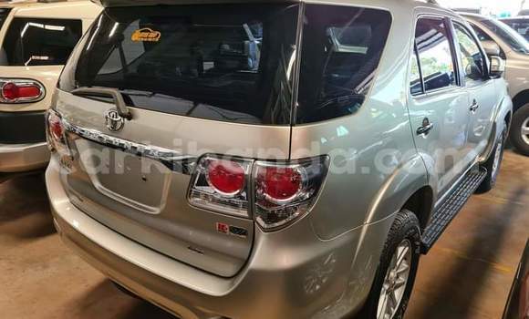 Nunua Ilio tumika Toyota Fortuner Beige Gari ndani ya Kampala nchini Uganda Nunua Ilio tumika Toyota Fortuner Beige Gari ndani ya Kampala nchini Uganda