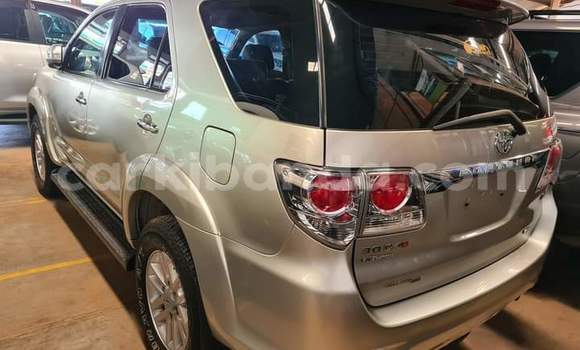 Nunua Ilio tumika Toyota Fortuner Beige Gari ndani ya Kampala nchini Uganda Nunua Ilio tumika Toyota Fortuner Beige Gari ndani ya Kampala nchini Uganda
