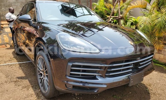 Gura Yakoze Porsche Cayenne Black Imodoka i Kampala mu Uganda