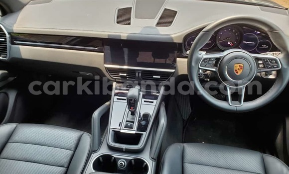 Gura Yakoze Porsche Cayenne Black Imodoka i Kampala mu Uganda Gura Yakoze Porsche Cayenne Black Imodoka i Kampala mu Uganda