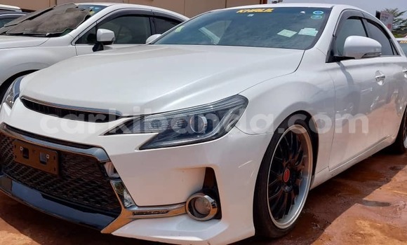 Acheter Occasion Voiture Toyota Mark X Blanc à Kampala, Ouganda