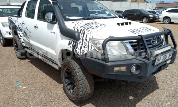 Acheter Import Voiture Toyota Hilux Blanc à Kampala, Ouganda Acheter Import Voiture Toyota Hilux Blanc à Kampala, Ouganda
