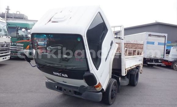 Nunua Imported Nissan UD Nyeupe Lori ndani ya Kampala nchini Uganda Nunua Imported Nissan UD Nyeupe Lori ndani ya Kampala nchini Uganda