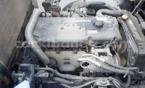 Nunua Imported Nissan UD Nyeupe Lori ndani ya Kampala nchini Uganda Nunua Imported Nissan UD Nyeupe Lori ndani ya Kampala nchini Uganda