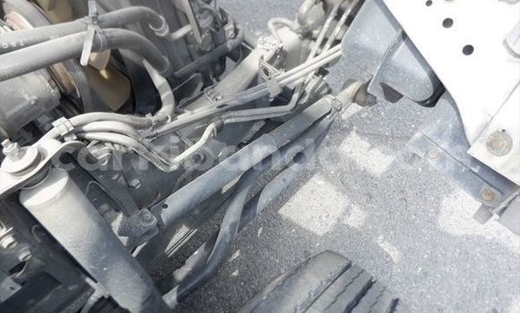 Nunua Imported Nissan UD Nyeupe Lori ndani ya Kampala nchini Uganda Nunua Imported Nissan UD Nyeupe Lori ndani ya Kampala nchini Uganda