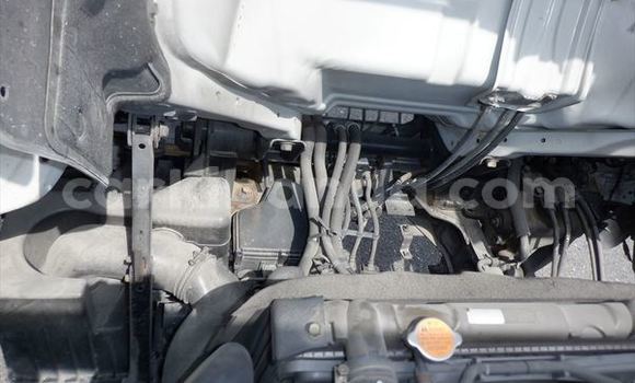 Nunua Imported Nissan UD Nyeupe Lori ndani ya Kampala nchini Uganda Nunua Imported Nissan UD Nyeupe Lori ndani ya Kampala nchini Uganda