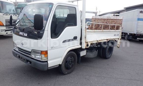 Nunua Imported Nissan UD Nyeupe Lori ndani ya Kampala nchini Uganda Nunua Imported Nissan UD Nyeupe Lori ndani ya Kampala nchini Uganda