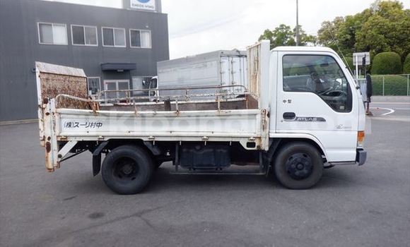 Nunua Imported Nissan UD Nyeupe Lori ndani ya Kampala nchini Uganda Nunua Imported Nissan UD Nyeupe Lori ndani ya Kampala nchini Uganda