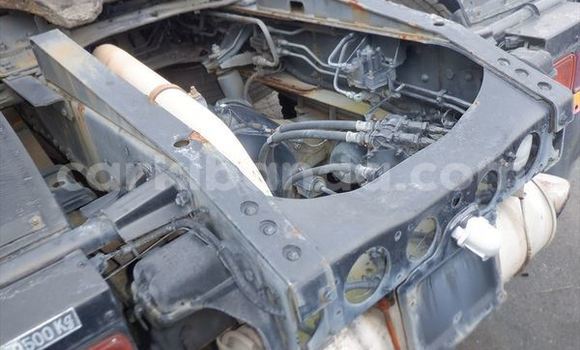 Gura Imported Mitsubishi Van Green Ikamyo i Kampala mu Uganda Gura Imported Mitsubishi Van Green Ikamyo i Kampala mu Uganda