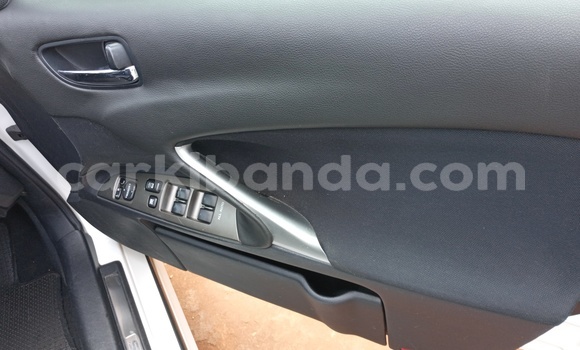 Acheter Import Voiture Lexus IS Blanc à Kampala, Ouganda Acheter Import Voiture Lexus IS Blanc à Kampala, Ouganda