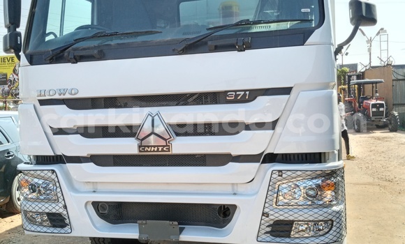 Gura Nshya Howo Sinotruk White Ikamyo i Kampala mu Uganda
