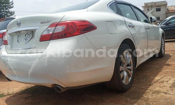 Acheter Import Voiture Nissan Fuga Blanc à Kampala, Ouganda Acheter Import Voiture Nissan Fuga Blanc à Kampala, Ouganda