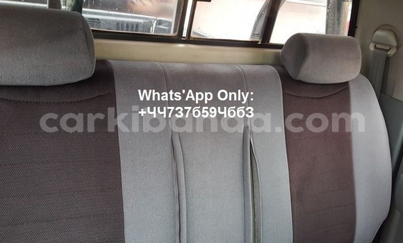 Gura Yakoze Toyota Hilux Silver Imodoka i Kampala mu Uganda Gura Yakoze Toyota Hilux Silver Imodoka i Kampala mu Uganda