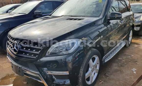 Gura Yakoze Mercedes‒Benz ML–Class Black Imodoka i Kampala mu Uganda